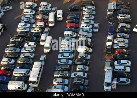 ISTANBUL, Turchia. Una vista in alzata di un molto occupato il posto auto nel quartiere di Beyoglu. 2010. Foto Stock