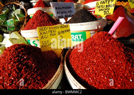 ISTANBUL, Turchia. Pile di pul (peperoncino scaglie) al Bazar delle Spezie nel quartiere Eminonu. 2010. Foto Stock