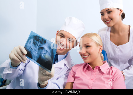 Immagine della ragazza con un dentista che mostra la sua fotografia a raggi x, Foto Stock
