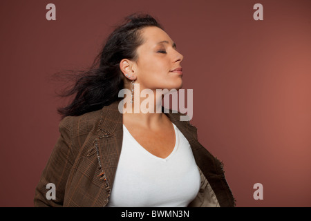 Ritratto di una bella signora su uno sfondo marrone Foto Stock