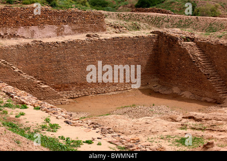 Dholavira sofisticati serbatoio acqua in un sito di scavi della antica città della civiltà Harappa, Gujarat, India Foto Stock