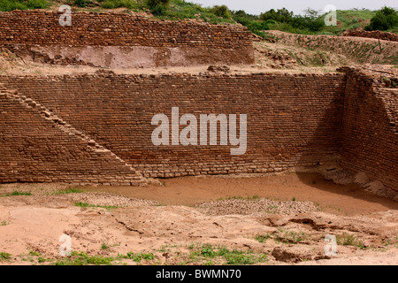 Dholavira sofisticati serbatoio acqua in un sito di scavi della antica città della civiltà Harappa, Gujarat, India Foto Stock