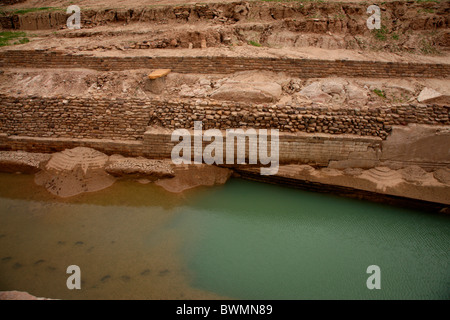 Dholavira sofisticati serbatoio acqua in un sito di scavi della antica città della civiltà Harappa, Gujarat, India Foto Stock