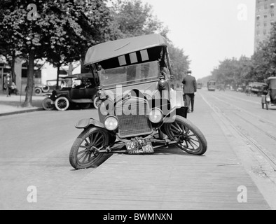 Foto d'epoca circa 1922 di Ford Motor Car naufragare in un incidente automobilistico negli Stati Uniti. Foto Stock