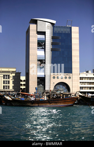 Iraniano imbarcazione cargo e Banca di Melli Iran edificio, Dubai, Emirati Arabi Uniti, Medio Oriente Foto Stock