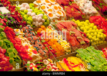 Un assortimento di caramelle colorate al negozio di dolciumi Foto Stock
