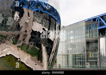 La riflessione in argento La Géode, Cité des Sciences et de l'Industrie, Parigi Foto Stock