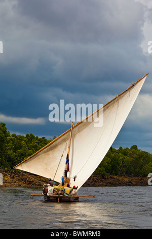 Dhow a vela in un canale off di isola di Lamu, Kenya Foto Stock