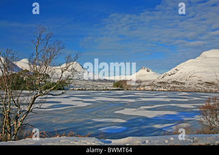 Regno Unito Scozia Wester Ross-shire congelati Loch Drumrunie e montagne di Stackpolly e Culbeag Foto Stock