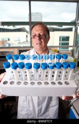 Dr.David Prichard azienda campione scientifico capsule contenenti un parassita Hookworm Università di Nottingham. Foto:Jeff Gilbert Foto Stock