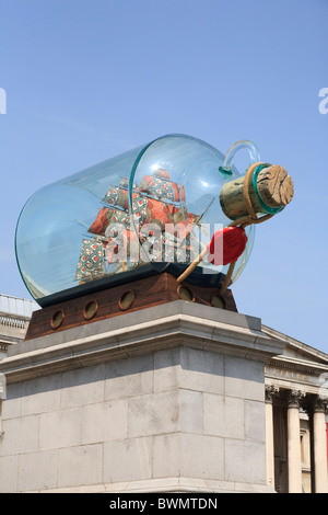 Nelson della nave in una bottiglia da Yinka Shonibare sul quarto zoccolo in Trafalgar Square Foto Stock