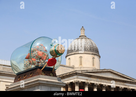 Nelson della nave in una bottiglia da Yinka Shonibare sul quarto zoccolo in Trafalgar Square con la cupola della Galleria Nazionale Foto Stock