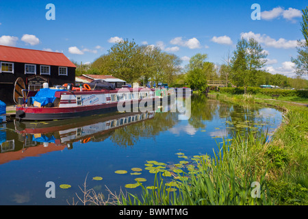 Restringere la barca o chiatta sul Erewash canal a Sawley nei pressi di Long Eaton, Derbyshire, Inghilterra, GB, Regno Unito e Unione europea, Europa Foto Stock