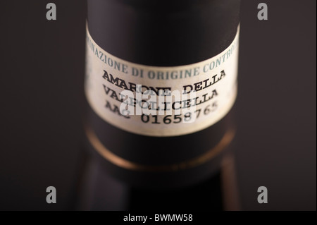 Amarone della Valpolicella del collo del flacone etichetta su sfondo nero Foto Stock