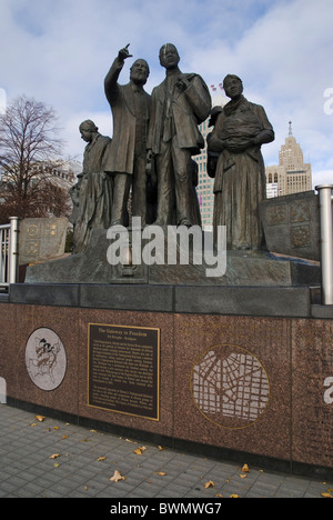 Statue e stele commemorativa Detroit del ruolo di Ferrovia sotterranea a Detroit Riverfront Foto Stock