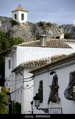 L'Europa, Spagna, Valencia, Provincia di Alicante, Guadalest. Vista del centro storico di Saint Joseph Castello torre campanaria. Foto Stock