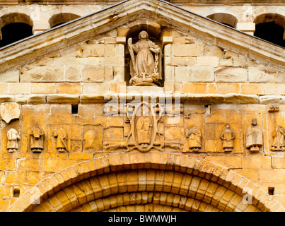 La Colegiata in Santillana del Mar Cantabria Spagna settentrionale una chiesa romanica Foto Stock