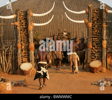 Ingresso al Teatro Zulu Shakaland, villaggio Zulu, Valle Nkwalini, Kwazulu Natal, Sud Africa. Foto Stock