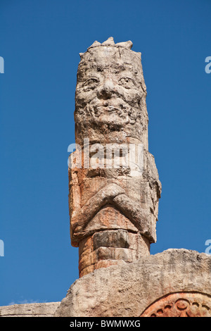 Tribù Naxi scultura in pietra alla stazione della funicolare, a base di Yulong Xue Shan Mountain, Lijiang, nella provincia dello Yunnan in Cina Foto Stock