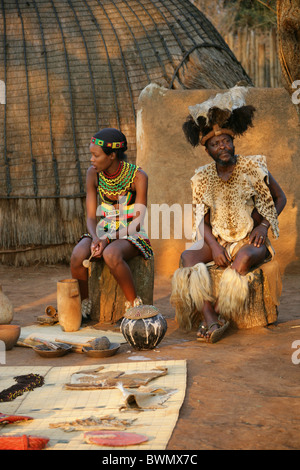 Il capo zulu e una delle sue figlie a bere birra cerimonia per il turista gli ospiti, Zulu Shakaland Village, Kwazulu Natal. Foto Stock