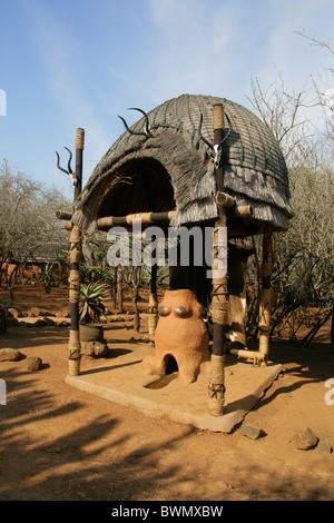 Artefatto tribali costruito per il 'Shakaland' Film Zulu Shakaland Village, Valle Nkwalini, Kwazulu Natal, Sud Africa. Foto Stock