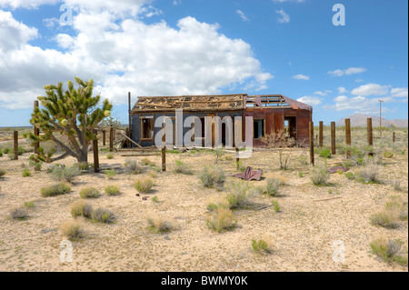 Abbandonati dimora abbandonata in cima. La cima è una piccola comunità nel deserto di Mojave di San Bernardino County, California. Foto Stock