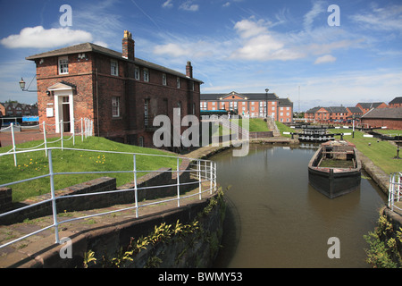 Vista in direzione di Whitby serrature del National Waterways Museum a Ellesmere Port Foto Stock