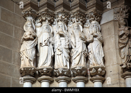 Apostolo sculture presso l'entrata principale cattedrale Evora Alentejo Portogallo Europa Foto Stock