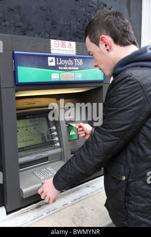 Un ATM cash point a Lloyds TSB Bank in una città del Regno Unito. Foto Stock