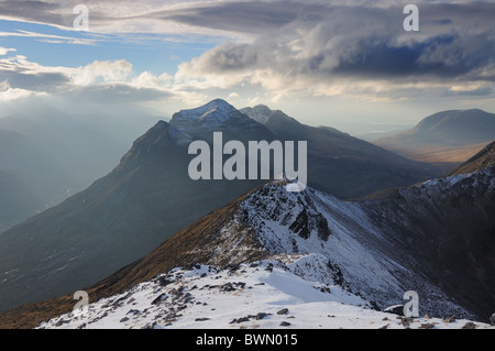 Vista lungo Beinn Eighe summit crinale verso Liathach, Torridon, Wester Ross, Highlands scozzesi Foto Stock