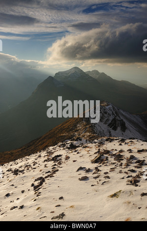 Vista verso Liathach lungo Beinn Eighe summit ridge da Spidean Coire nan Clach, Torridon, Wester Ross, Highlands scozzesi Foto Stock