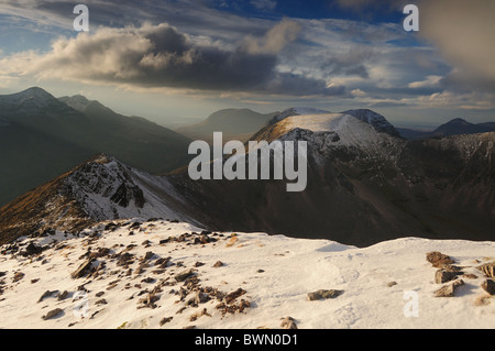 Vista lungo Beinn Eighe summit crinale verso Coinneach Mhor e Liathach, Torridon, Wester Ross, Highlands scozzesi Foto Stock