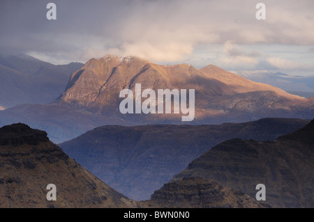 Vista da Tom Na Gruagaich oltre le corna di Alligin verso Slioch in Torridon, Wester Ross, Highlands scozzesi Foto Stock