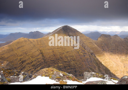 Beinn Alligin vista. Guardando verso Sgurr Mor e le corna di Alligin da Tom na Gruagaich in Torridon, Wester Ross, Highlands Foto Stock