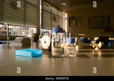 La scienza laboratorio con apparecchiature trattate in autoclave per biochimica classe cultura cellulare microbiologia analista medico Foto Stock