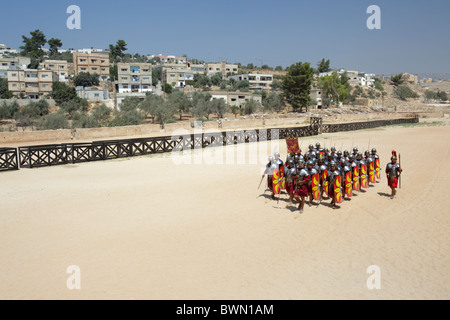 Attori che interpretano legionari romani i soldati in guerra tattica, Jerash, Giordania Foto Stock