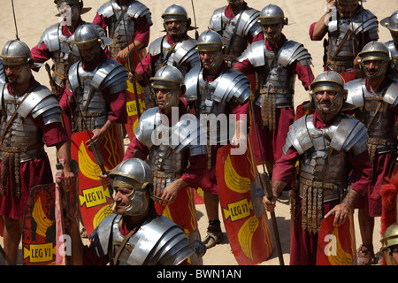 Attori che interpretano legionari romani i soldati in la tartaruga tattica, Jerash, Giordania Foto Stock