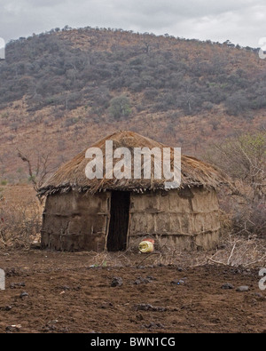 Masai tradizionale di fango e paglia capanna in Tanzania. Foto Stock