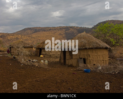 Tradizionale fango Masai e capanne di paglia in Tanzania. Foto Stock