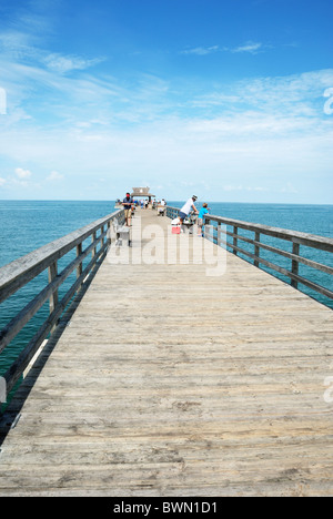 La pesca oceanica pier a Naples, Florida, Stati Uniti d'America. Persone di pesca e godendo la vista su una bella giornata. Foto Stock