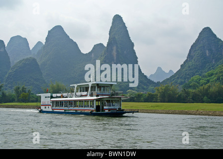 La barca turistica sul fiume Li, nel Guangxi, Cina Foto Stock