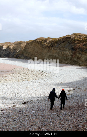 Giovane camminando mano nella mano sulla spiaggia Lilstock per visitare il marine di plastica display di protesta a Lilstock Beach Hut . DAVID MANSELL Foto Stock