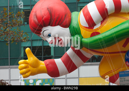 La Ronald McDonald elio palloncino riempito galleggianti overhead durante il 2010 Macy's Thanksgiving Day Parade di New York City. Foto Stock