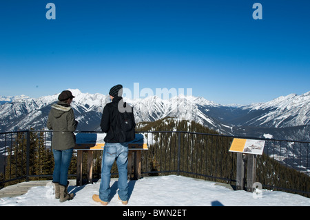 Giovane coppia in cima a Sulphur Mountain, Banff National Park, Banff Alberta Canada Foto Stock