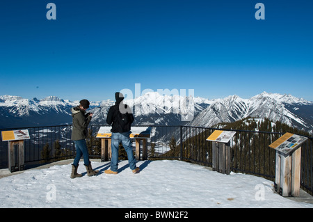 Giovane coppia in cima a Sulphur Mountain, Banff National Park, Banff Alberta Canada Foto Stock