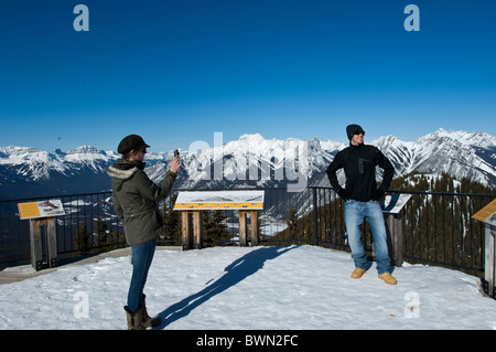 Giovane coppia in cima a Sulphur Mountain, Banff National Park, Banff Alberta Canada Foto Stock