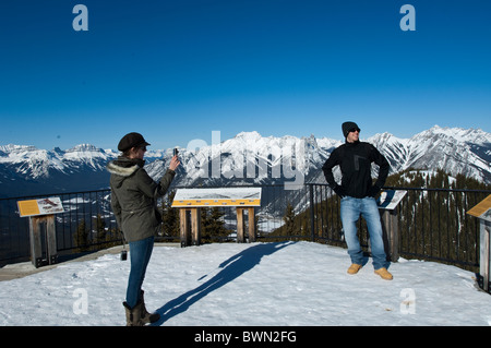 Giovane coppia in cima a Sulphur Mountain, Banff National Park, Banff Alberta Canada Foto Stock