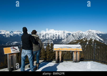 Giovane coppia in cima a Sulphur Mountain, Banff National Park, Banff Alberta Canada Foto Stock