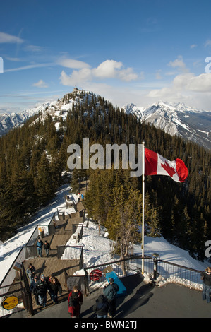 Bandiera canadese che vola in cima a Sulphur Mountain, Banff, Alberta, Canada. Foto Stock