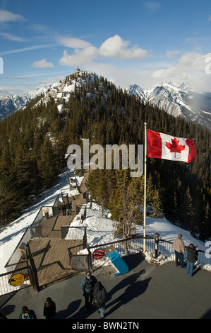 Bandiera canadese che vola in cima a Sulphur Mountain, Banff, Alberta, Canada. Foto Stock